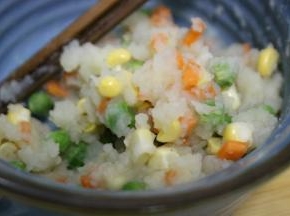 加入盐和胡椒粉搅拌均匀
