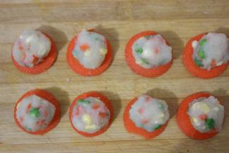 用勺子挖成圆形就可以吃了