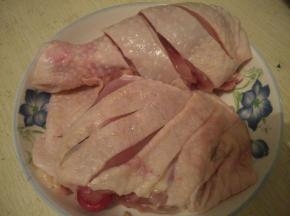 将鸡腿肉和鸡胸肉洗净去除血水，肉身上划上几刀