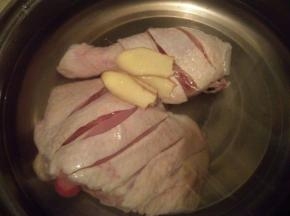 将鸡肉用生姜片和水浸泡10分钟左右