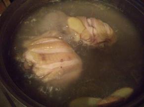 把泡好的鸡肉放入锅中，放上生姜片，加盖大火煮