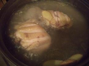 把泡好的鸡肉放入锅中，放上生姜片，加盖大火煮