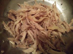 煮上20~30分钟，鸡肉熟透变软烂，捞出冷却，手撕成丝状