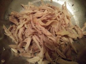 煮上20~30分钟，鸡肉熟透变软烂，捞出冷却，手撕成丝状