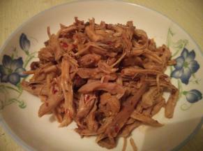 放上红油辣椒、胡椒粉、花椒粉、盐水、香油拌匀，凉拌鸡丝完成~