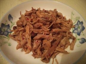 放上红油辣椒、胡椒粉、花椒粉、盐水、香油拌匀，凉拌鸡丝完成~