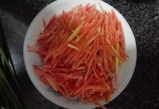 胡萝卜洗净切丝