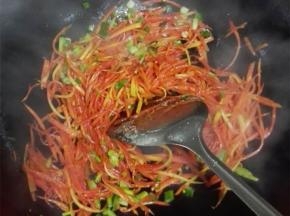 胡萝卜丝炒断生后，撒上葱花，加盐调味，翻炒片刻即可出锅