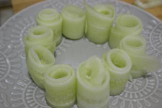 把香油，生抽，醋，盐和白糖放入碗中搅拌均匀
