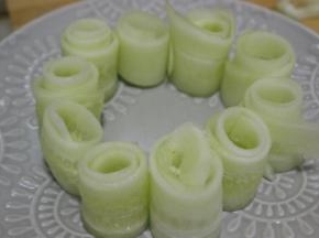 把香油，生抽，醋，盐和白糖放入碗中搅拌均匀
