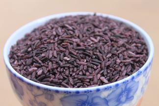 将紫米、大米、红枣洗净备好，山药去皮切块备用