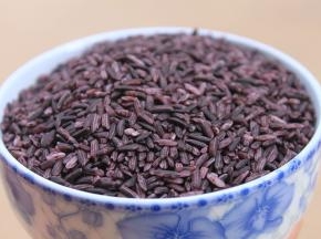 将紫米、大米、红枣洗净备好，山药去皮切块备用