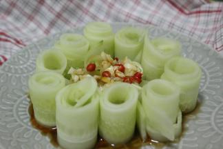 蒜末和辣椒放在黄瓜上
