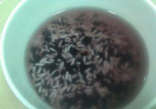 将大米和紫米放入锅中浸泡10分钟，加入红枣、山药和适量清水大火煮开