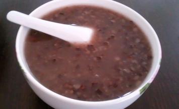 煮开后转小火，加盖炖煮25分钟，软糯营养的山药红枣紫米粥就做好了