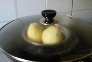 土豆去皮上锅蒸熟，熟后压成泥