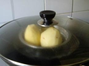 土豆去皮上锅蒸熟，熟后压成泥