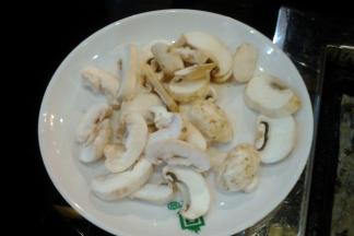 蘑菇沸水过焯后切成片