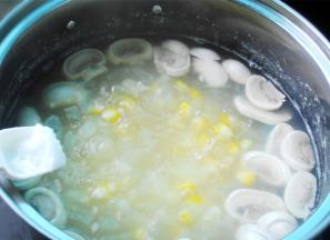 锅中加入适量的清水，把玉米粒、土豆泥和蘑菇一起下锅，中火煮约10分钟至所有食材熟透，加适量盐调味即可