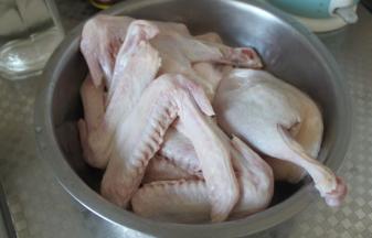 买来的鸭子洗净沥干水分