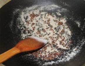 炒到盐微微变黄，花椒粒爆香就可以盛出