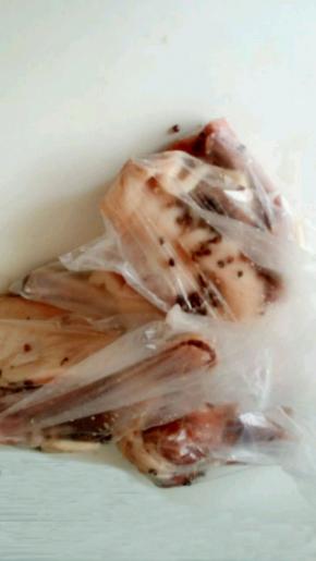 将腌制的鸭子装入保鲜袋，放入冰箱中，冷藏一夜