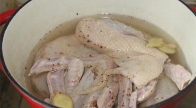 锅内冷水放入鸭子，放入八角，姜，料酒和少许盐