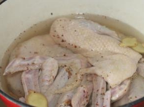 锅内冷水放入鸭子，放入八角，姜，料酒和少许盐