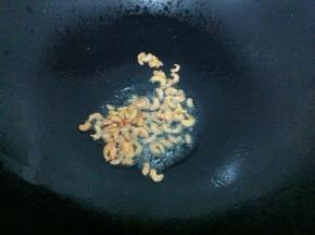 锅内放少量的油，油热之后放入海米小火炒出香味