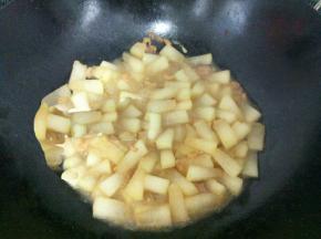 加入适量的水，大火煮开之后转中火焖煮10分钟