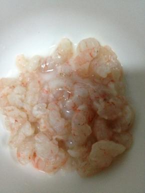虾仁洗净沥干水分，去掉虾线，放入碗中，倒入白酒腌制10分钟