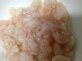 虾仁洗净沥干水分，去掉虾线，放入碗中，倒入白酒腌制10分钟
