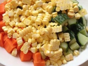 将胡萝卜和黄瓜切成丁，与玉米粒放入盘子中备用