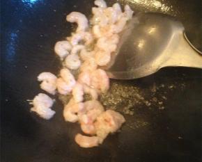 炒锅放油，油温七分热的时候放入虾仁炒至变色，将虾仁捞出