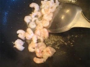 炒锅放油，油温七分热的时候放入虾仁炒至变色，将虾仁捞出