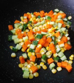 锅内留底油，放入切好的三种配菜，炒至断生