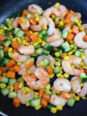 加入炒好的虾仁，放盐调味