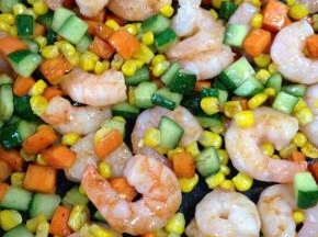 加入炒好的虾仁，放盐调味