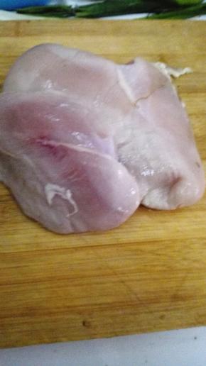 鸡胸肉洗净，去掉表面的筋膜和油脂