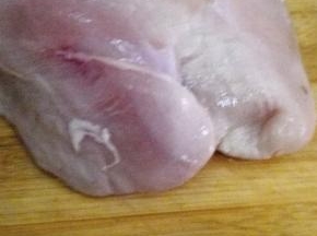鸡胸肉洗净，去掉表面的筋膜和油脂