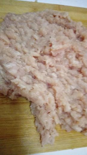 鸡胸肉剁成肉糜，要耐心仔细的剁