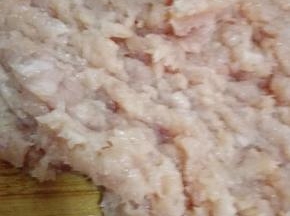 鸡胸肉剁成肉糜，要耐心仔细的剁