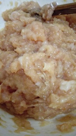 剁好的鸡肉中加鸡蛋，料酒，生抽，葱末，盐和淀粉一个方向搅拌均匀，搅拌至鸡肉上劲