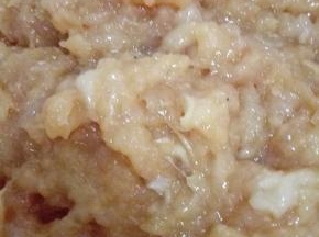 剁好的鸡肉中加鸡蛋，料酒，生抽，葱末，盐和淀粉一个方向搅拌均匀，搅拌至鸡肉上劲