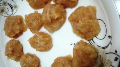 戴上一次性手套，用手抓肉糜从虎口处挤出丸子的形状