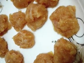 戴上一次性手套，用手抓肉糜从虎口处挤出丸子的形状