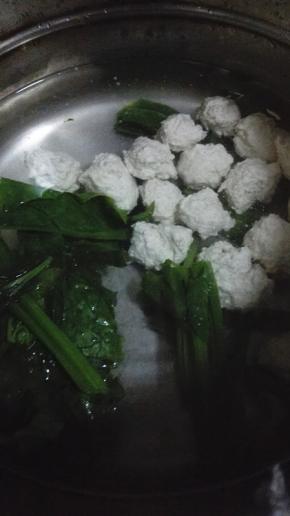 放入菠菜煮5分钟，加盐和鸡精调味就可以了。