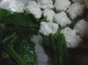 放入菠菜煮5分钟，加盐和鸡精调味就可以了。