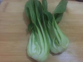 海米用水冲洗干净，放入温水中泡软，油菜洗净，掰开叶状