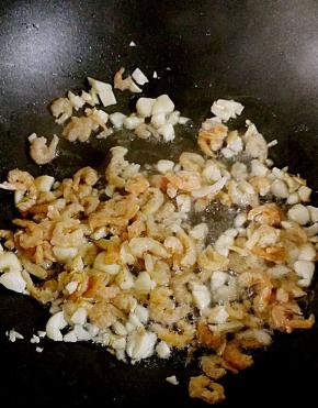 锅内放油，油热之后放入蒜末小火炒香，放入海米煸炒出香味。